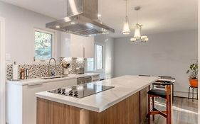 Modern Downtown Stay